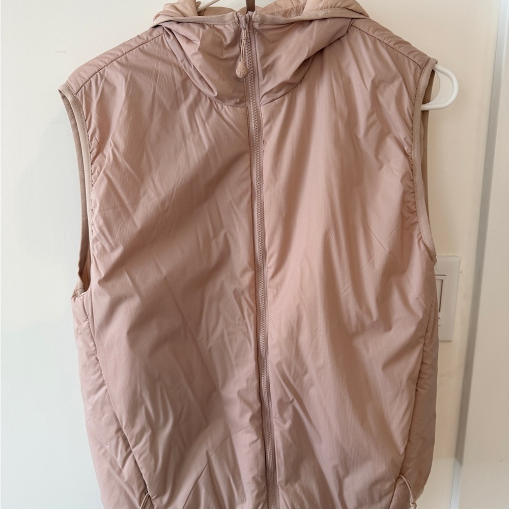 Aritzia Women's Puffer Vest in Light Pink